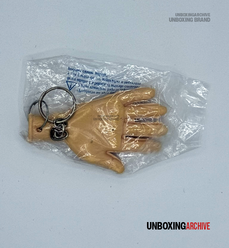 Reverso de la Manita Danup llavero con dedos articulados y arillo metálico